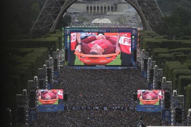 Край с Португалия! Хиляди край Айфеловата кула гледат как изнасят контузения Кристиано Роналдо на финала на Евро 2016. В този момент не само на милиони французи, но и на целия свят бе ясно, че надеждата на Португалия за титла е угаснала...