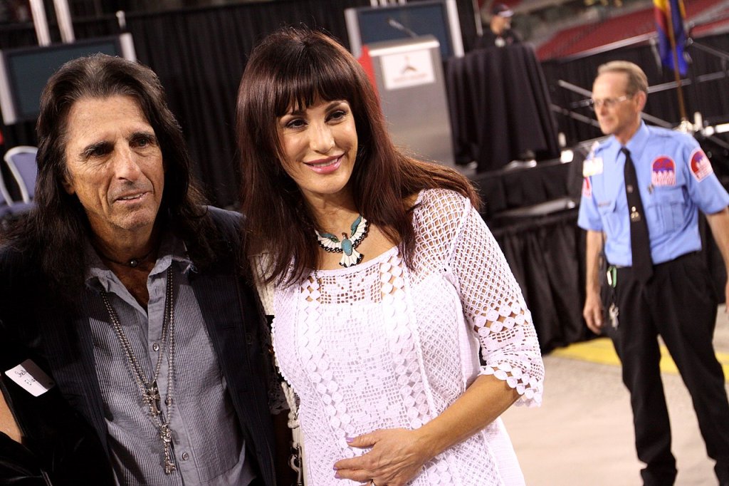 1280px-Alice_&_Sheryl_Cooper_(8687589881)