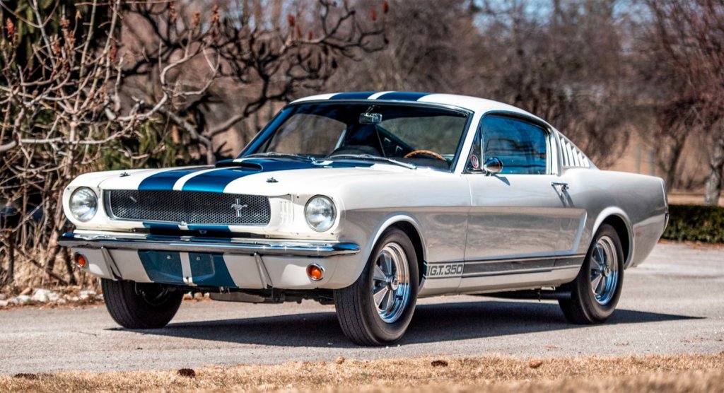 Ford Shelby GT350 от 1965 г.
Колаборацията между Карол Шелби и Ford дава на света спортен автомобил, който е сред най-уважаваните високоскоростни коли и до ден-днешен. Автомобилният състезател дълго изпипва аеродинамиката и дизайна на колата и резултатът е бърза, стабилна и ефикасна на пътя машина. Под капака има осемцилиндров двигател и 270 конски сили.