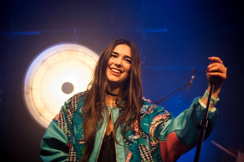Dua удивлява с невероятните дрезгави нотки на силния си глас  
