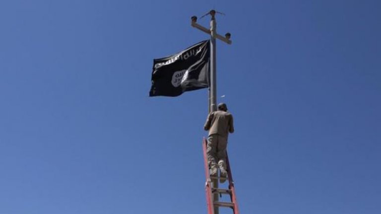 Знаме на "Ислямска държава" се вее в Тутунзус джамия в центъра на Скопие. Снимка: Архив