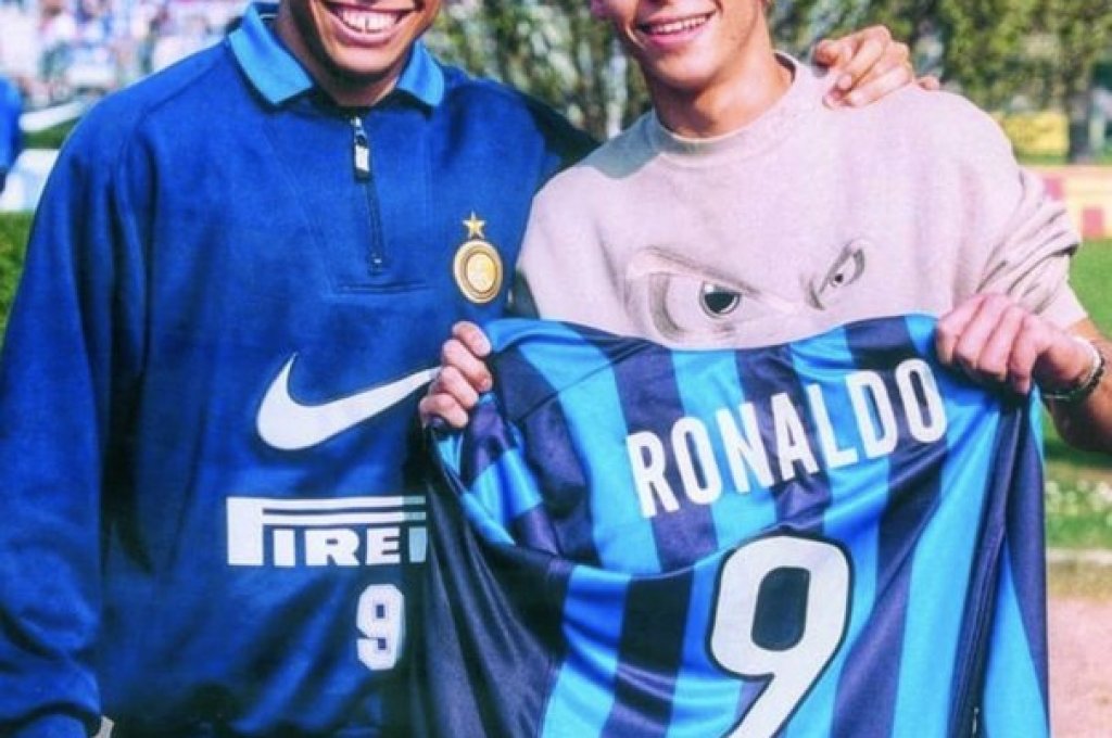 Две големи легенди: Роналдо, докато играеше за Интер, и мото шампиона Валентино Роси.
