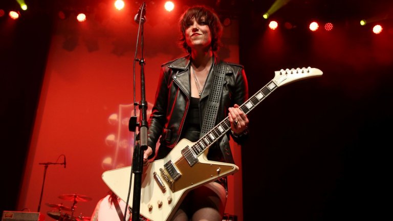 Лизи Хейл, Halestorm
Когато Лизи е била 17-годишна е имала среща, която не се е развила според романтичните ѝ очаквания. Тя е била с впечатлението, че с приятеля ѝ ще отидат на ресторант. Вместо това той я завел в дома на неговата баба.
"Влязохме, тя не беше там и той нападна съдържанието на шкафа ѝ с алкохол", спомня си вокалистката на Halestorm.