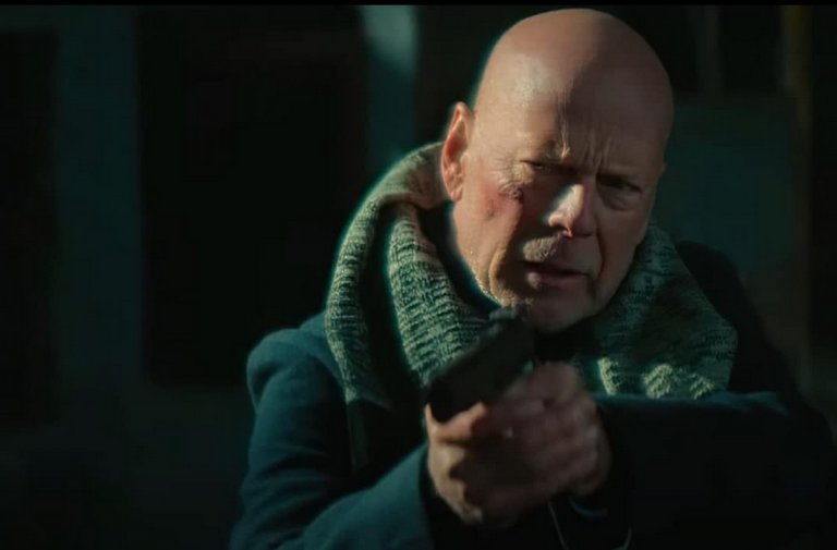 Кадър от случаен екшън, сниман директно за DVD, с участието на Брус Уилис. То в повечето играе себе си...