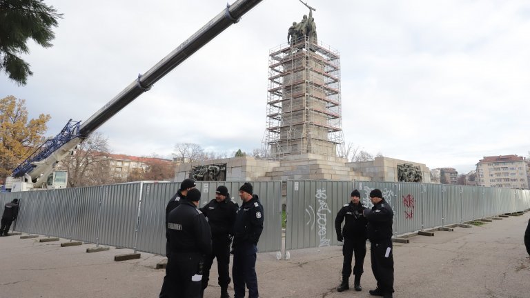 Започва демонтажът на Паметника на съветската армия (снимки)