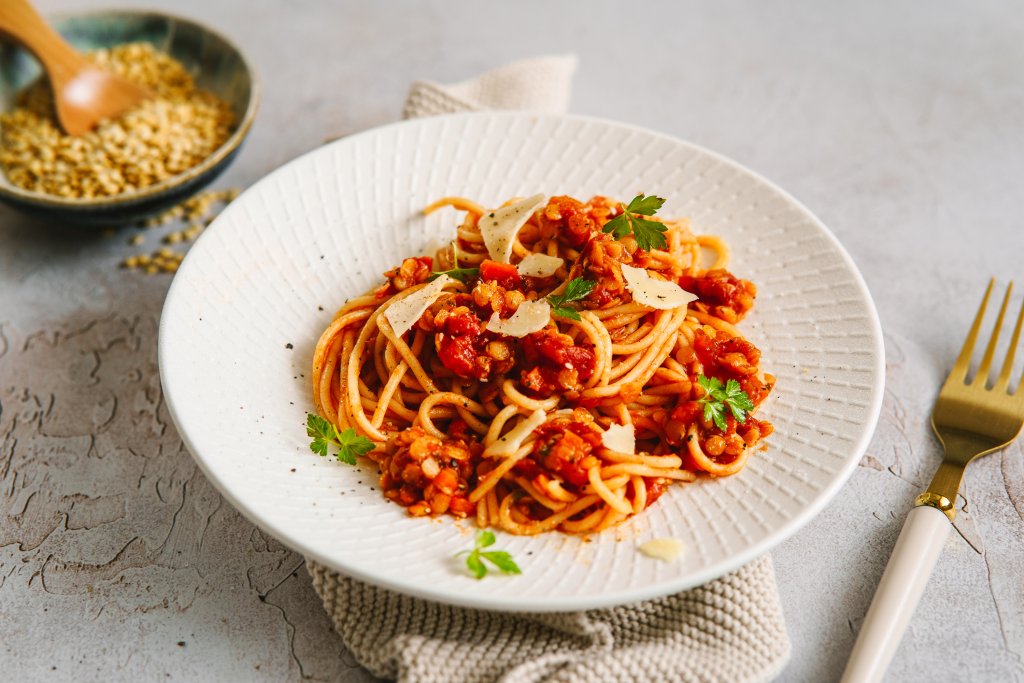 Болонезе с лещаС правилните подправки тази паста е хем по-лека, хем също толкова вкусна, колкото тази с кайма. В дълбок тиган запържваме глава лук и 4-5 скилидки чесън на ситно. Добавяме един среден морков на ситно и стрък целина, изчакваме да омекнат, и 2 чаши леща, 4 чаши зеленчуков бульон и 500 грама доматен сос.

Подправяме със сол, пипер, риган и босилек и готвим до омекване на лещата и сгъстяване на соса. През това време сваряваме паста по избор според указанията на опаковката, отцеждаме и поднасяме с постния сос „Болонезе“. Можем да поръсим с веган алтернатива на пармезана.