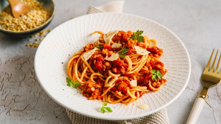 Болонезе с лещаС правилните подправки тази паста е хем по-лека, хем също толкова вкусна, колкото тази с кайма. В дълбок тиган запържваме глава лук и 4-5 скилидки чесън на ситно. Добавяме един среден морков на ситно и стрък целина, изчакваме да омекнат, и 2 чаши леща, 4 чаши зеленчуков бульон и 500 грама доматен сос.

Подправяме със сол, пипер, риган и босилек и готвим до омекване на лещата и сгъстяване на соса. През това време сваряваме паста по избор според указанията на опаковката, отцеждаме и поднасяме с постния сос „Болонезе“. Можем да поръсим с веган алтернатива на пармезана.