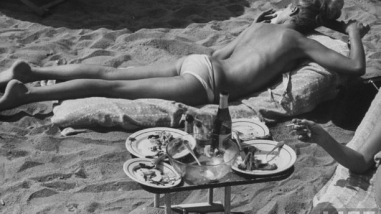 Тайните на хубавия живот по френски: майско слънце на плажа, монокини, вино и цигара