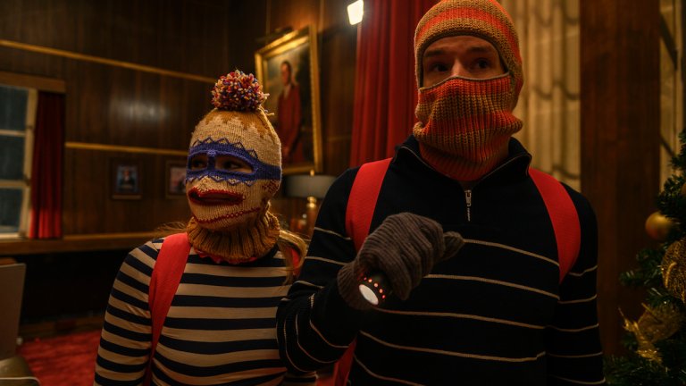 Jingle Bell Heist

Премиера: 26 ноември

Къде: в Netflix

София и Ник са двама служители в голям магазин, които случайно се запознават и бързо осъзнават, че са в една и съща трудна ситуация – и двамата нямат пари, за да посрещнат празниците. За да не седнат на празна коледна трапеза, те решават да оберат магазина, в който работят. Проблемът е, че и София, и Ник имат доста чепати характери, които им пречат да действат като истински екип.