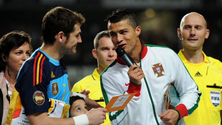 Икер Касияс и Кристиано Роналдо бяха в добро настроение преди приятелския мач между Испания и Португалия снощи