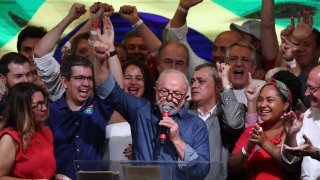 Лула печели с минимална преднина пред действащия президент на страната