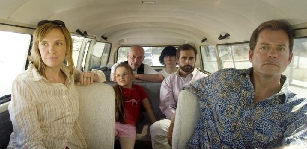 Мис Слънчице (2006): Няма нищо по-чаровно от дисфункционално семейство, което пътува в жълт Volkswagen бус в отчаян опит да стигне навреме за конкурс за красота, в който ще участва детето. Черната комедия с участието на Тони Колет, Стив Карел, Алън Аркин,