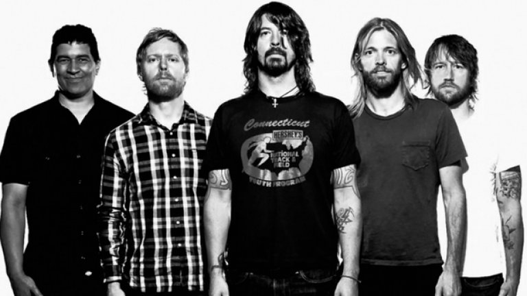 ... в същото време фенове в Америка и Англия събират пари онлайн, за да  докарат Foo Fighters в града си