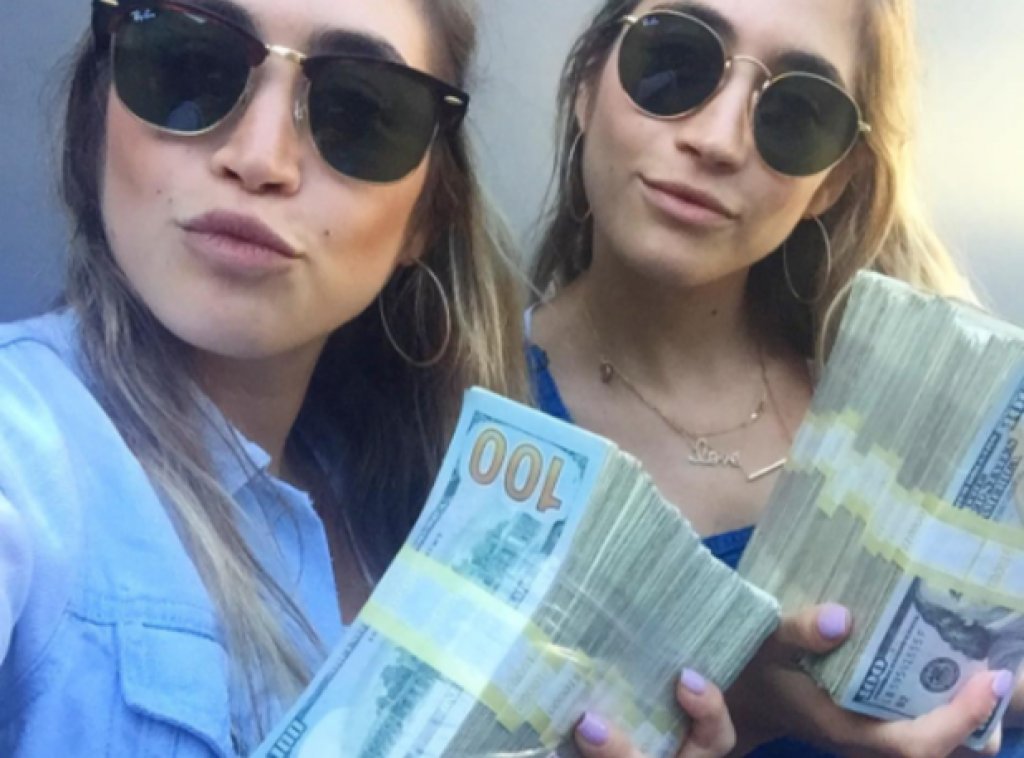 Сестрите Каплан станаха известни чрез изложба за това как да станеш известен, а именно - чрез арт "порно"