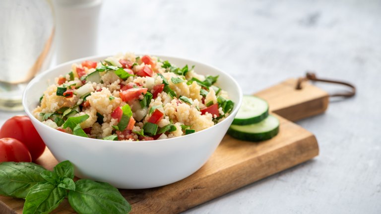 Средиземноморска салата от кускус
А за колко време ще се свари един кускус? За 10 минути максимум. На фона на часовете, които една питателна вечеря може да отнеме, тези 10 минути звучат като благодат. Докато кускусът се вари без да изисква нищо от вас, нарежете каквито зеленчуци се сетите - чушки, които може да са печени и белени или сурови, домати, зелен лук, краставици или тиквички. 
Заедно с кускуса залейте със зехтин, лимон и подправяте с джоджен и сол на вкус. Разбъркайте и вечерята ви е готова. Може и да го наричат салата, но съдържа ли макаронено изделие, то бъдете сигурни, че ще ви засити идеално. И можете да експериментирате с всички видове паста, за които понякога е нужен само подходящ сос.