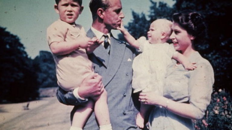 През 1947 г. се жени за далечния си братовчед Филип Маунтбатън. Имат 4 деца: Чарлз (принц на Уелс), принцеса Ан, принц Андрю и принц Едуард.