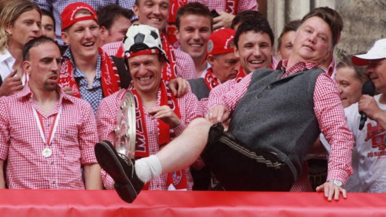 5. Само Юнайтед можеше да го измъкне след 17 години в Байерн
"Юнайтед е единственият отбор, заради който бих напуснал Мюнхен", заяви Швайни през 2015-а. Той се събра с бившия си наставник Луис ван Гаал, който го нариече "завършен професионалист". След идването на Жозе Моуриньо обаче германецът бе освободен.