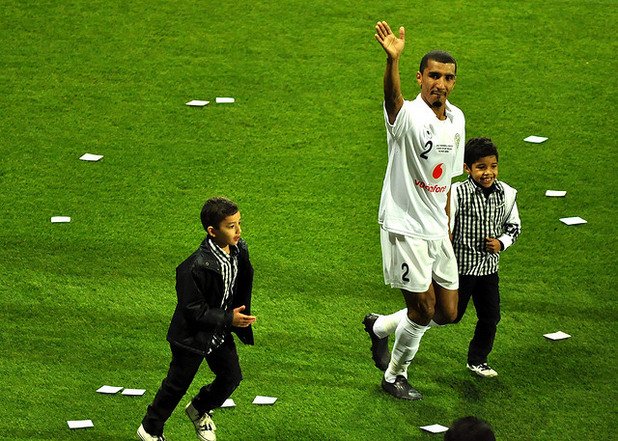 Джафал Ал Кувари е висок 155 см. и дори децата му изглеждат високи до него. Той е бивш капитан на националния тим на Катар, а края на кариерата му беше бенефис срещу Милан през 2009.