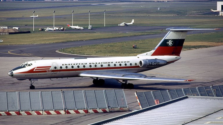 13. Загадки от България
На 16 март 1978 г. Ту-134 на „Балкан” се разбива край врачанското село Габаре. Пътническият самолет изпълнява полет от София за Варшава. Никой не оцелява от 73-мата души на борда. Сред загиналите са известната треньорка по художествена гимнастика Жулиета Шишманова и полският министър на културата Януш Вилхелми.
Самолетът се сблъсква със земята с много висока скорост и корпусът му буквално се разпилява на безброй малки парчета. Разследването удря на камък, защото черната кутия със записите на разговорите в кабината е унищожена, а тази, която записва полетните параметри, е много лошо повредена и не съдържа данни за последния етап от полета.
Разследването не стига до твърдо заключение, като се спекулира, че на борда е възникнал пожар поради късо съединение в електрическата система, който е напълнил кабината с дим и е сринал захранването на бордните уреди.
Екипажът се е опитал да направи аварийно кацане, но това е било неуспешно. Мистификациите и конспиративните теории около инцидента обаче продължават.