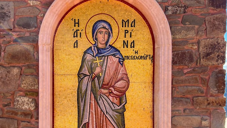 В народните вярвания светицата е представяна за покровителка на шарката