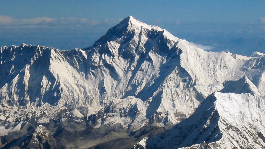 Mount_Everest_as_seen_from_Drukair2_PLW_edit_Cropped