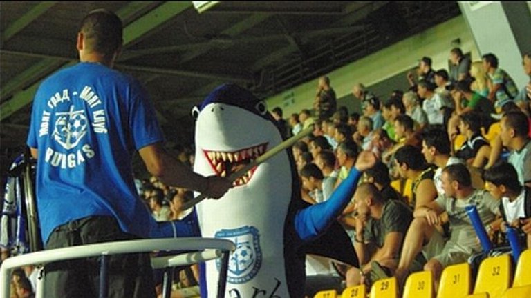 Талисманът на Черноморец - акулата Шарки, гротескно напомня за сгромолясалия се финансово мегапроект за бъдещето на клуба