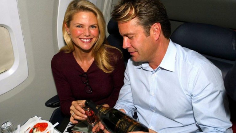 Моделът Кристи Бринкли и партньорът й също са сред малцината, които успяват да си купят билет.