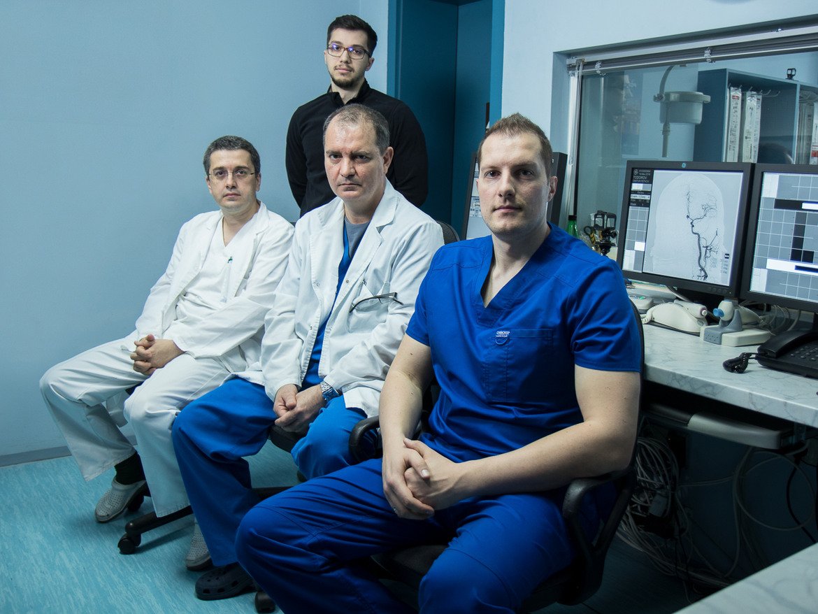 Екипът на д-р Станимир Сираков (вдясно) спасява животи и не се страхува да се учи 