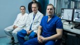 Екипът на д-р Станимир Сираков (вдясно) спасява животи и не се страхува да се учи 