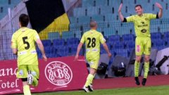 Съотборниците поздравяват автора на втория гол за "чуковете" Горан Янкович
