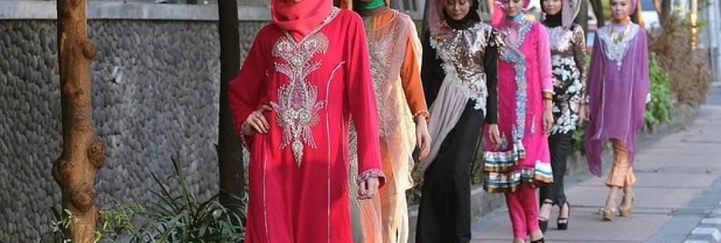 Забраненият полумесец

Властите в китайския град Карамай в граничната провинция Синдзян наложиха забрана за носене на дрехи, които изглеждат "твърде мюсюлмански", в градския транспорт. В черния списък влизат не само хиджабите, никабите и бурките, но и дрехи, на които е изобразен типичния полумесец със звезда. 45 на сто от населението в Карамай изповядва Исляма.