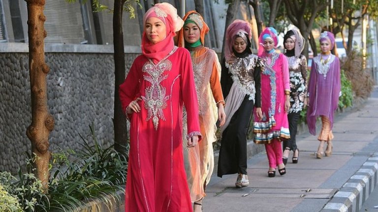 Забраненият полумесец

Властите в китайския град Карамай в граничната провинция Синдзян наложиха забрана за носене на дрехи, които изглеждат "твърде мюсюлмански", в градския транспорт. В черния списък влизат не само хиджабите, никабите и бурките, но и дрехи, на които е изобразен типичния полумесец със звезда. 45 на сто от населението в Карамай изповядва Исляма.