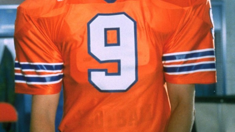 Момче за всичко (Waterboy 1998)
Адам Сандлър е сътворил множество ужасни филми, за съжаление някои от тях и на спортна тематика. Тук той е момче за всичко в колежански отбор по американски футбол, но изведнъж треньорът открива в него неподозиран талант и го прави част от състава. Сякаш клишираната до безобразие история и безвкусните шеги не са достатъчни, на всичкото отгоре героят на Сандлър е изключително дразнещ и отблъскващ.