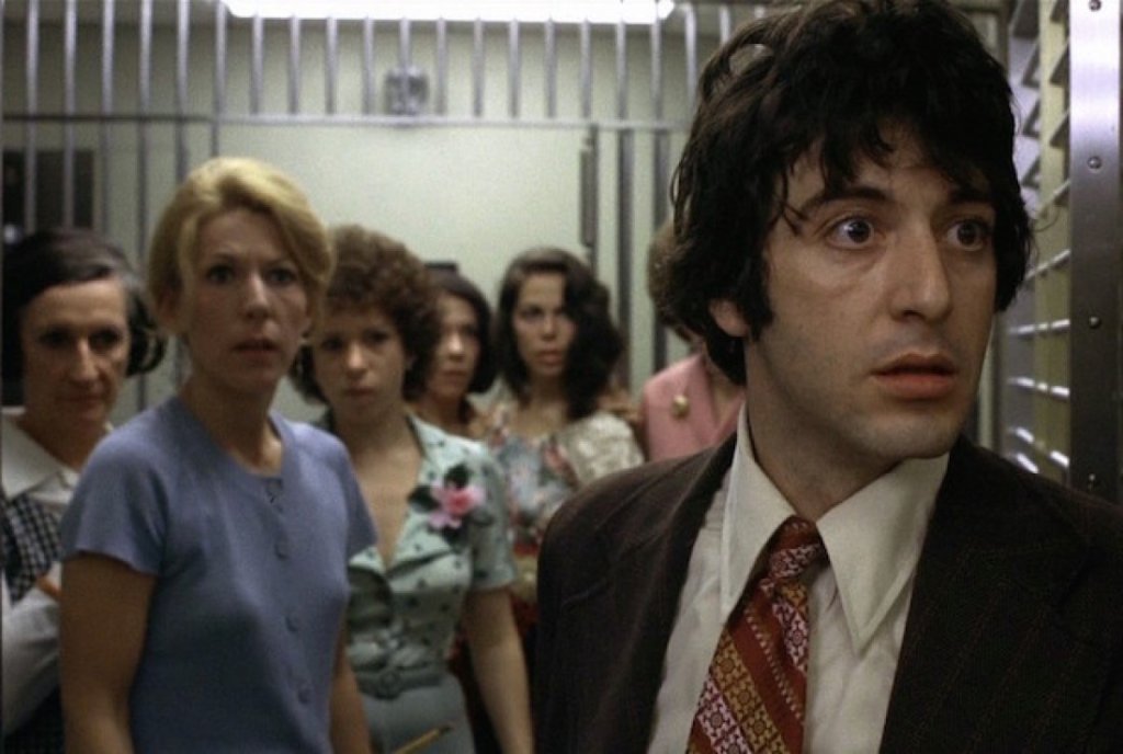 "DOG DAY AFTERNOON"  
1975 
Филм, с който можеш да се идентифицираш, дори никога да не си обирал банка с шашавия си приятел, за да платиш за операцията за смяна на пола на партньора си. 