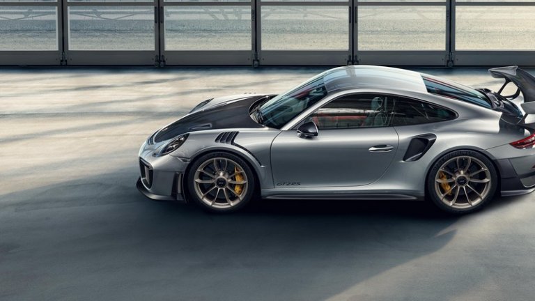 Ново Porsche 911 
Вестта за нова серия от модела 911 накара много от феновете да претърсват упорито интернет в желанието си да научат повече подробности. Някои твърдят, че това ще е последното Porsche на гориво, след което компанията ще се насочи изцяло към електромобили. Това би направило новия 911 още по-ексклузивен. Един клип на предполагаемото ново Porsche на пистата Монца в Монако дава известна представа как би изглеждал моделът. 
Тестовият автомобил е в тъмносиньо и доста прилича на Panamera. Масивният спойлер изглежда по-различен от досегашния, но като че ли няма много други разлики по дизайна. Много е възможно обаче на изложението в Париж да бъде представен прототип, а новото поколение 911 да бъде на пазара чак през 2020-а.