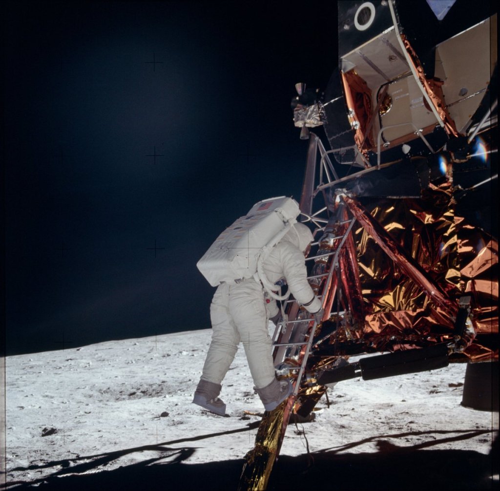 Apollo 11: Стъпване на Луната за първи път