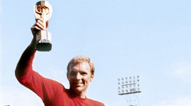 Боби Мур - естественият лидер
Капитан на: Уест Хем, Англия
Спечелени трофеи ФА Къп, КНК, Световна титла
Боби Мур е един от легендарните защитници на английския футбол.
Той извежда Англия до световната титла на Мондиала през 1966-та година, който се провежда на Острова.
Суров и изискващ, Мур респектира със самото си присъствие в съблекалнята. Раздаващ похвали изключително рядко, негови съотборници споделят, че всеки пас, който са давали, е бил придружен с напрежение дали ще бъде одобрен мълчаливо от Боби. Когато не харесва нещо, това се разбира от самото му присъствие и суровият му поглед. 