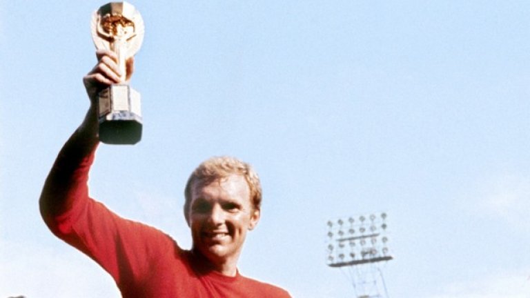 Най-великият момент за един капитан - със световната купа. Боби Мур е единственият англичанин с такава снимка.