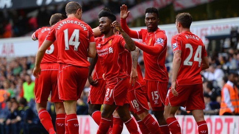 Съотборниците на Стърлинг го поздравяват след първия гол във вратата на Тотнъм