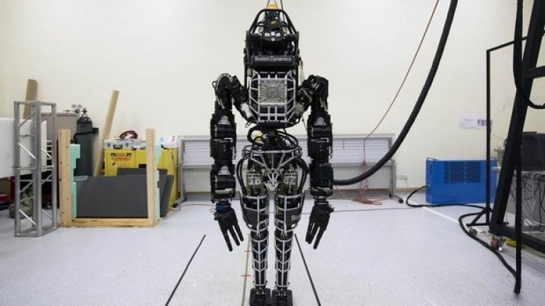 "Умни" роботи

Разработката на все по-"умни" роботи" се е превърнала в абсолютна обсесия за много от водещите технологични компании. Особено полезни са те в индустрията и в медицината. Разработките на роботи са силно застъпени и в армията, но новата технология все още се разглежда като рискова за човешката физическа сигурност.