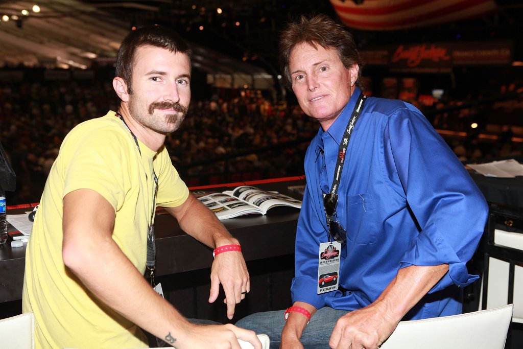 Двамата мъже на снимката са баща и син. Да, Кайли и Кендъл Дженър имат брат, който се казва Брандън. Той е син на Кейтлин Дженър и Линда Томсън. 