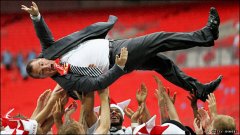 Футболистите на Суонзи подхвърлят във въздуха мениджъра Брендън Роджърс - човекът, който класира уелския клуб за втори път в историята му в елита на английския футбол