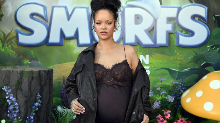 РианаСтилът на бременната Риана е нещо, което не оставя човек безразличен. Някои ненавиждат как тя демонстрира, че чака дете, други го обожават. На премиерата на „Смърфовете“ певицата не се поколеба отново да си докара полюсни коментари с рокля, която приличаше повече на бельо.