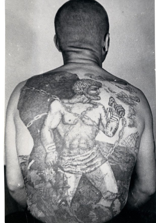 Тази татуировка третира мита за Прометей, прикован за вечно наказание от сърдития Зевс. Кoрабът с белите платна означава, че затворникът е взломаджия, който е способен да избяга много бързо 
