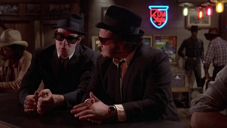 The Blues Brothers /  "Блус Брадърс"
Може би най-качественият филм, вдъхновен от комедийното шоу Saturday Live Night. Личното приятелство на Дан Акройд и Джон Белуши в комбинация с техния комедийен гении и перфектната режисура на Джон Ландис (който създава не една или две успешни комедии), правят The Blues Brothers едно от най-запомнящите се заглавия на десетилетието. Великият саундтрак и музиката допринасят допълнително към цялото величие на филма.