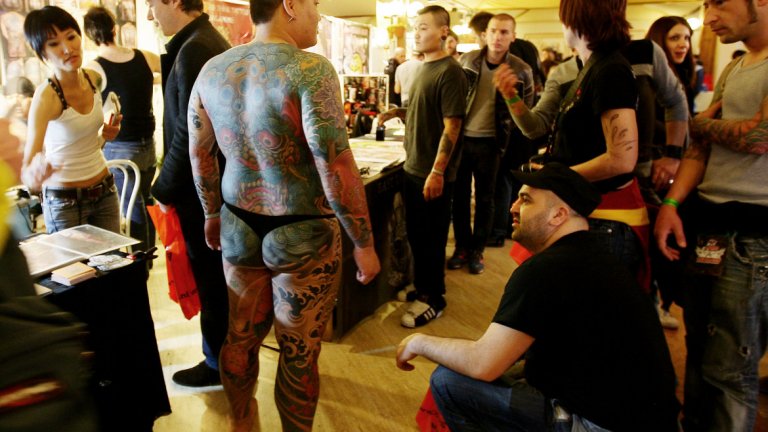 Татуировки в офиса? Има ли я все още стигмата на бодиарта на работното място