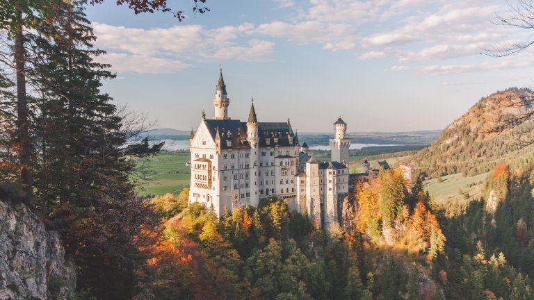 Романтичният път, Германия
Това не един път, а по-скоро тематично пътуване, начертано с маркетингова цел през 50-те години на миналия век. Води през най-красивите части на Бавария със селца като от приказките, замъци, живописна природа, планини, поляни и езера. Започва от хълмовете в южната част на провинцията и предлага типичните гледки от тази част на Бавария – поляни с крави и дървени къщи, окичени с гераниуми. На пътя е и замъкът Нойшванщайн.