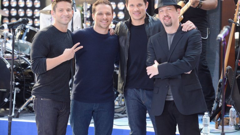 98 Degrees
Дори през 90-те години имаше предостатъчно иронични полота и милитъри панталони на корицата на Tiger Beat, преди феновете да се разбунтуват срещу тази мода. В музикален жанр, доминиран от Backstreet Boys и ‘N Sync, ерзац-бойбандата на Ник Лачи никога не е имала реални шансове.