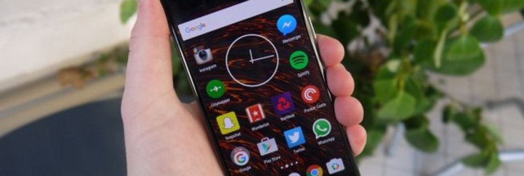 1. OnePlus X
OnePlus ни направи впечатление още с първия телефон, който пусна миналата година, но това поколение привлича вниманието още повече и то при по-ниска цена.
Може да ви е трудно да се доберете до него, понеже компанията избра модел на купуване само чрез покани от познати, но ако се доберете до него няма да останете разочаровани.
И не е само до добрите технически характеристики, OnePlus са добавили чудесен дизайн към бюджетното си устройство.
Плюсове: 
+ добър дизайн
+ ярък дисплей
Минуси:
- няма NFC и не поддържа технологията за бързо зареждане
- трудно е да се сдобиете с него