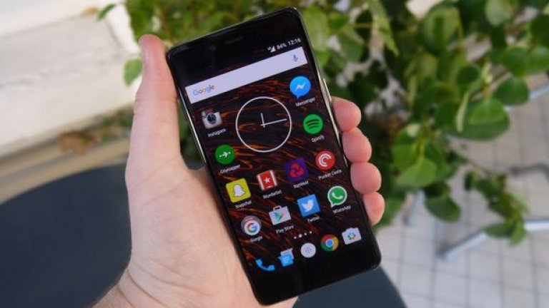 1. OnePlus X
OnePlus ни направи впечатление още с първия телефон, който пусна миналата година, но това поколение привлича вниманието още повече и то при по-ниска цена.
Може да ви е трудно да се доберете до него, понеже компанията избра модел на купуване само чрез покани от познати, но ако се доберете до него няма да останете разочаровани.
И не е само до добрите технически характеристики, OnePlus са добавили чудесен дизайн към бюджетното си устройство.
Плюсове: 
+ добър дизайн
+ ярък дисплей
Минуси:
- няма NFC и не поддържа технологията за бързо зареждане
- трудно е да се сдобиете с него